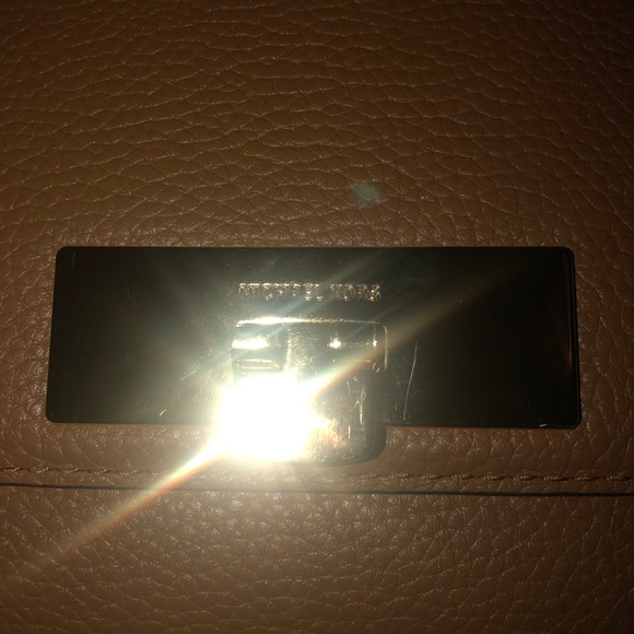 Michael Kors crossbody purse - Picture 2 of 9